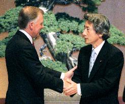 Koizumi, Quayle shake hands on anniversary of peace treaty